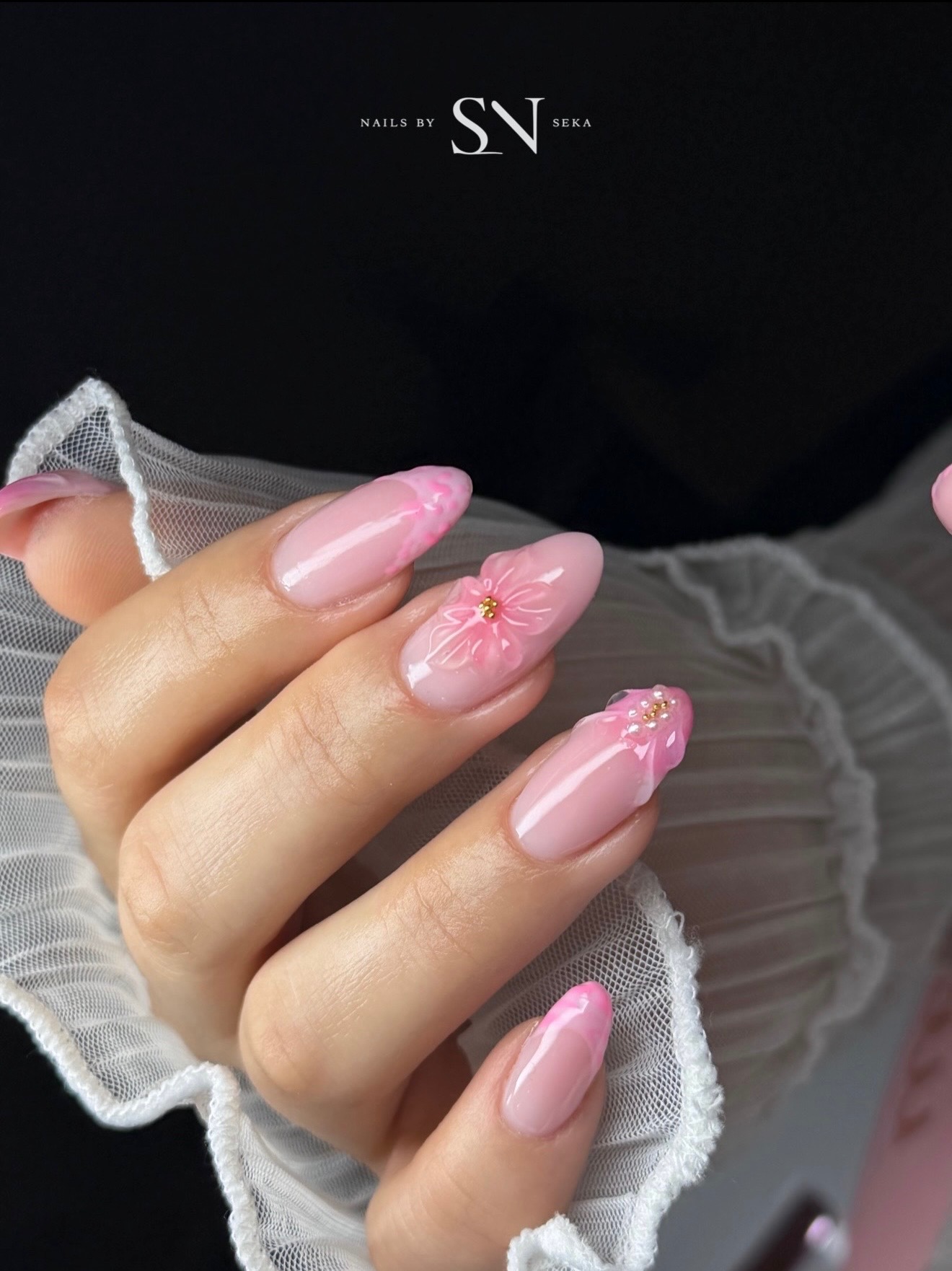 Elegantan minimalistički nail art sa zlatnim detaljima